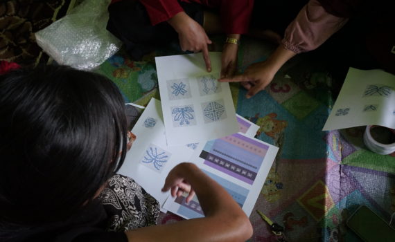 Penenun dan teknisi ATBM dari Lombok untuk menyetel dua ATBM di Rumah Tenun Mantar